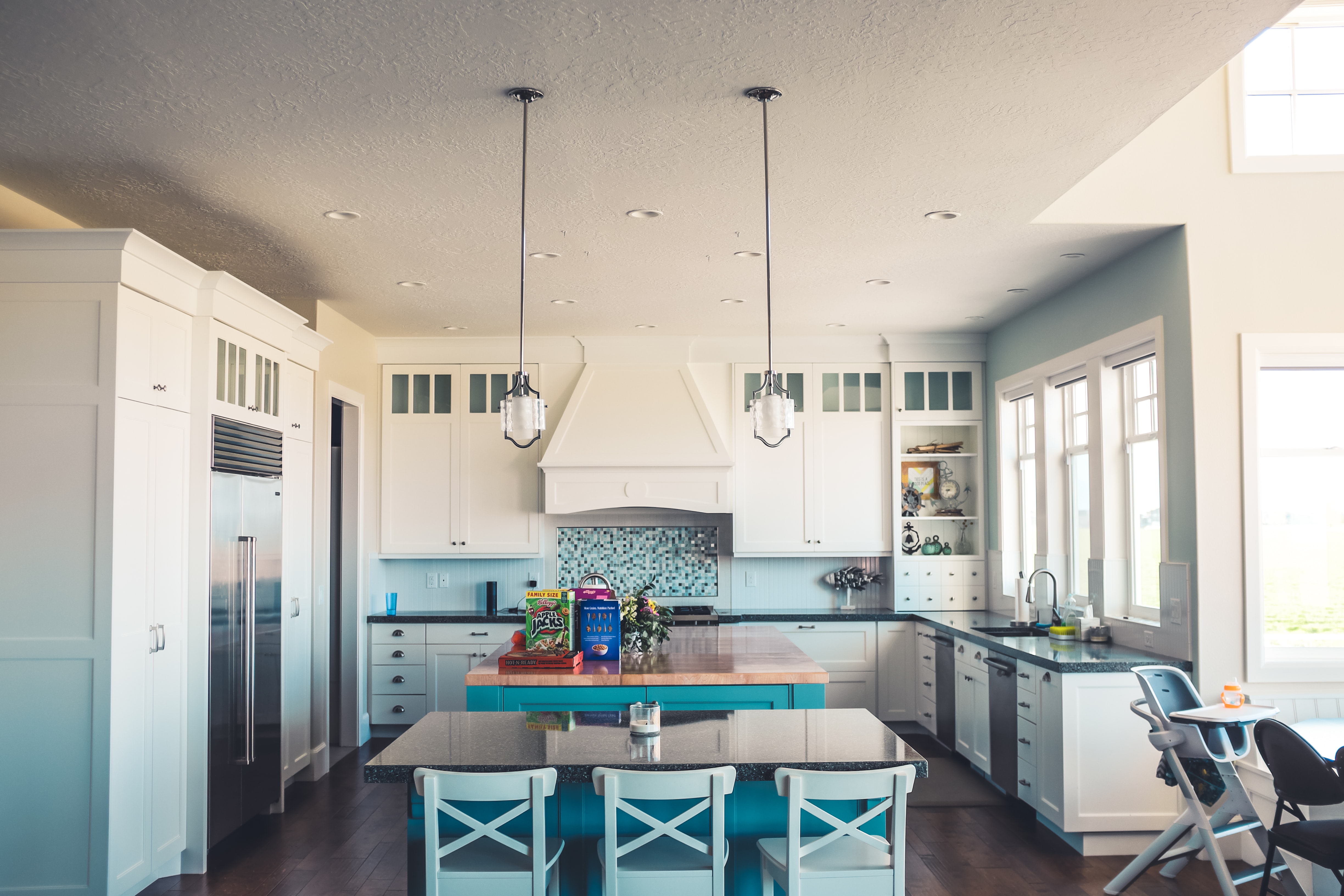 an image of a kitchen